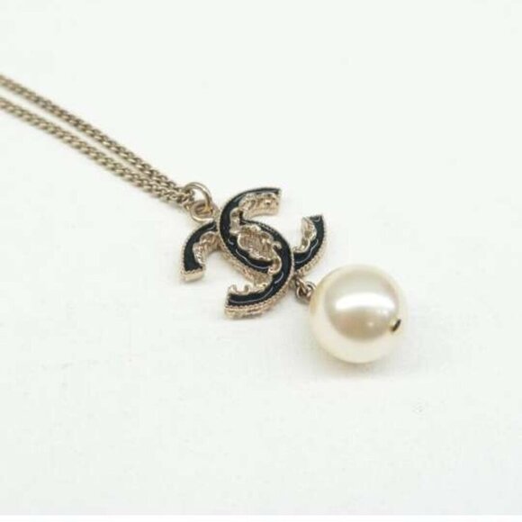 100% Authentic CHANEL Gold-Plated Pearls CC Shape Necklace - Picture 3 of 11